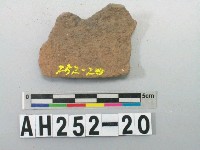 藏品(灰褐色粗砂陶)的圖片